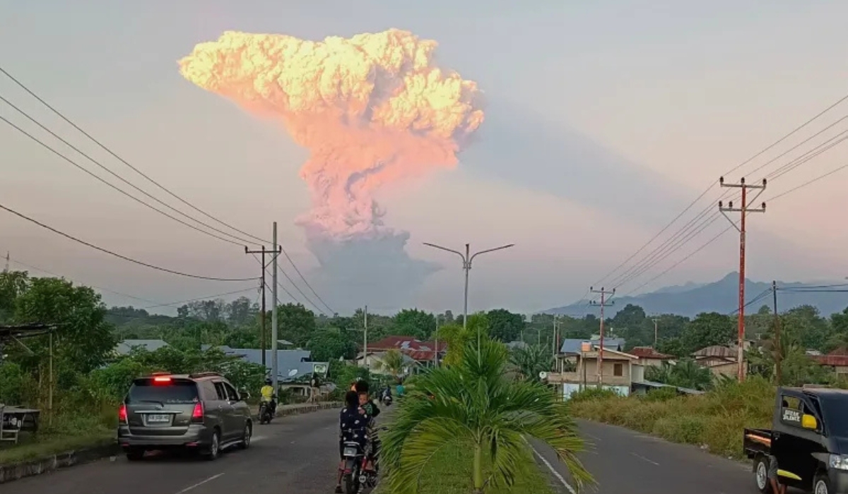 Indonesia Volcano Eruption Grounds Bali Flights, Prompts Evacuations
